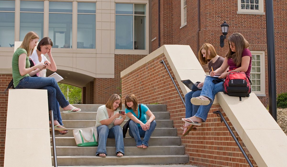 What to Look for When Shopping for an Off-Campus Furnished Apartment